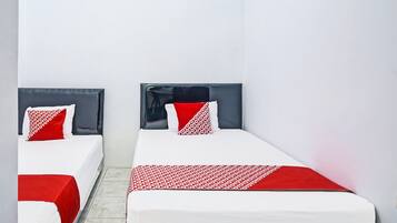 Habitación económica con 2 camas individuales | Escritorio, wifi gratis y ropa de cama
