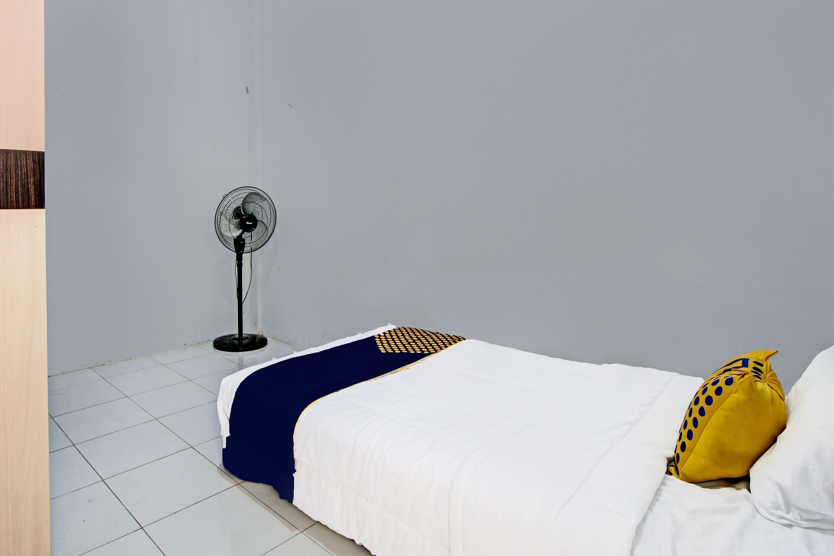 single room | 1 bedroom, desk, bed sheets