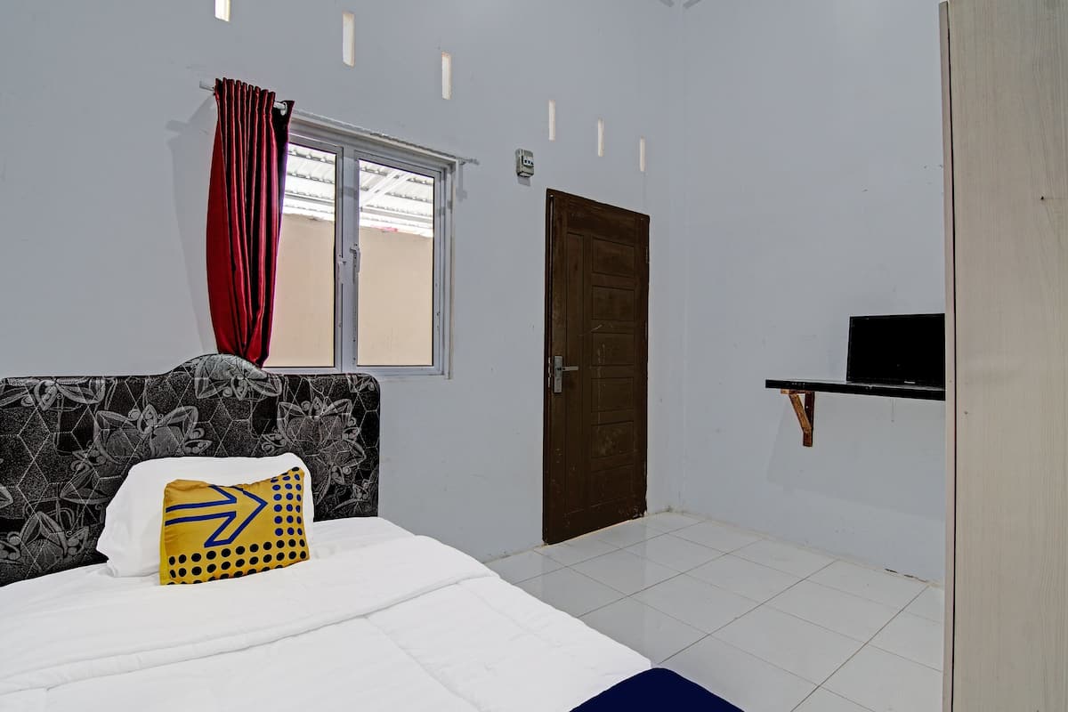 Single Room | Desk, bed sheets