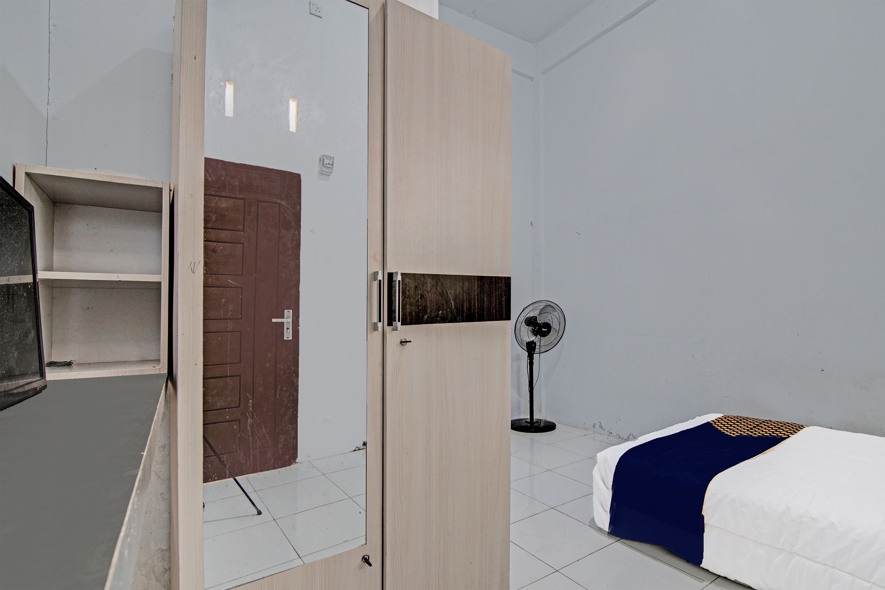 single room | 1 bedroom, desk, bed sheets