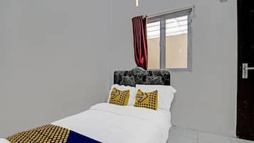 Habitación doble | Escritorio y ropa de cama