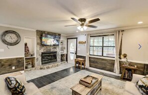 Living area - Dollywood fireworks view private pool spa sauna gym arcade!! Walk to Dollywood!! (Pigeon Forge)