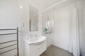 Shower, towels, soap, shampoo - Enjoy the nature, quite and peaceful (Awhitu)