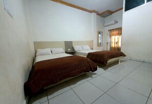 Escritorio, wifi gratis y ropa de cama 