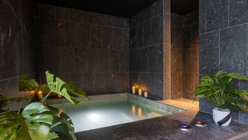 Behandelingskamers voor koppels, een sauna, een bubbelbad, een stoombad