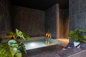Couples treatment room(s), sauna, hot tub, steam room, body treatments - Miura (Voglans)