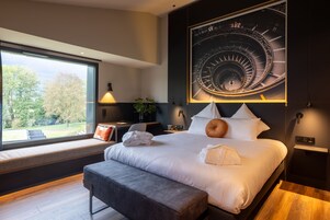 Colchones con pillow-top y caja de seguridad en la habitación 