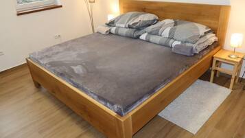 2 bedrooms, desk, WiFi