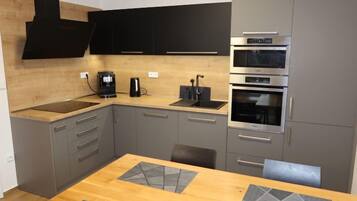 Kühlschrank, Mikrowelle, Ofen, Geschirrspüler
