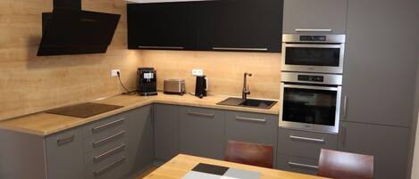 Refrigerador, microondas, horno y lavavajillas