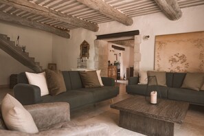 تلفزيون، تنس طاولة، كُتُب