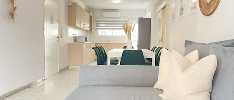 Appartamento Luxury | Area soggiorno | Smart TV 43 pollici con canali digitali, TV