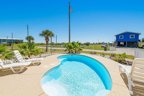 Una piscina al aire libre