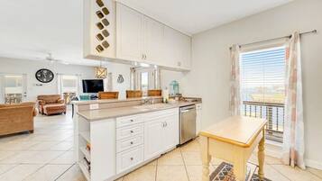 House, 3 Bedrooms, Private Pool, Pool View | Private kitchen