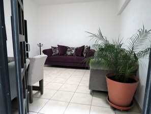 Apartment, 2 Bedrooms, Accessible, Smoking | Living room