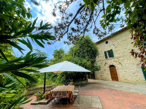 Outdoor dining - Umbrian Paradise Contains 5 Bedrooms With Private Pool and Stunning Views (Spoleto)