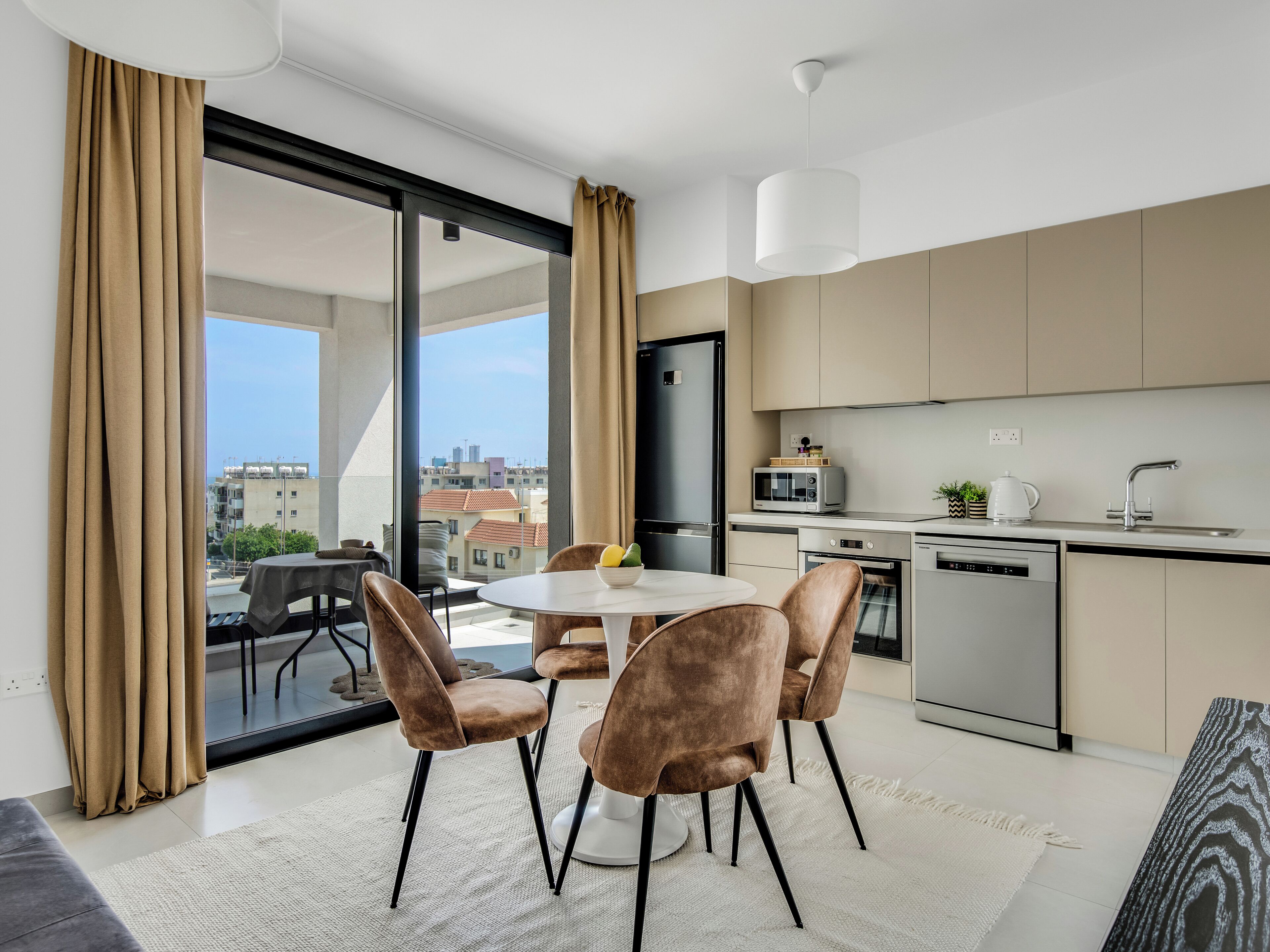 Estudio, varias habitaciones, balcón, vista a la ciudad | Comedor