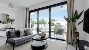 Apartamento, 3 quartos, sacada, vista para a cidade | Sala de estar