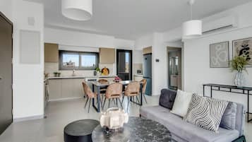 Appartement, 2 chambres, balcon, vue ville | Coin séjour