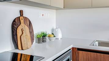 Apartment, 3 Bedrooms, Balcony, City View | Interior