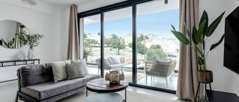 Apartment, 3 Bedrooms, Balcony, City View | Living room