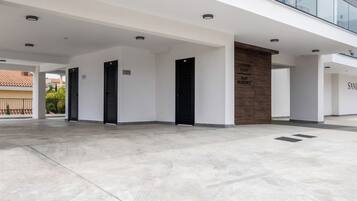 Apartment, 3 Bedrooms, Balcony, City View | Property entrance