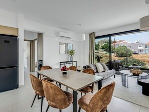 Apartment, 2 Bedrooms, Balcony, City View | Dining room