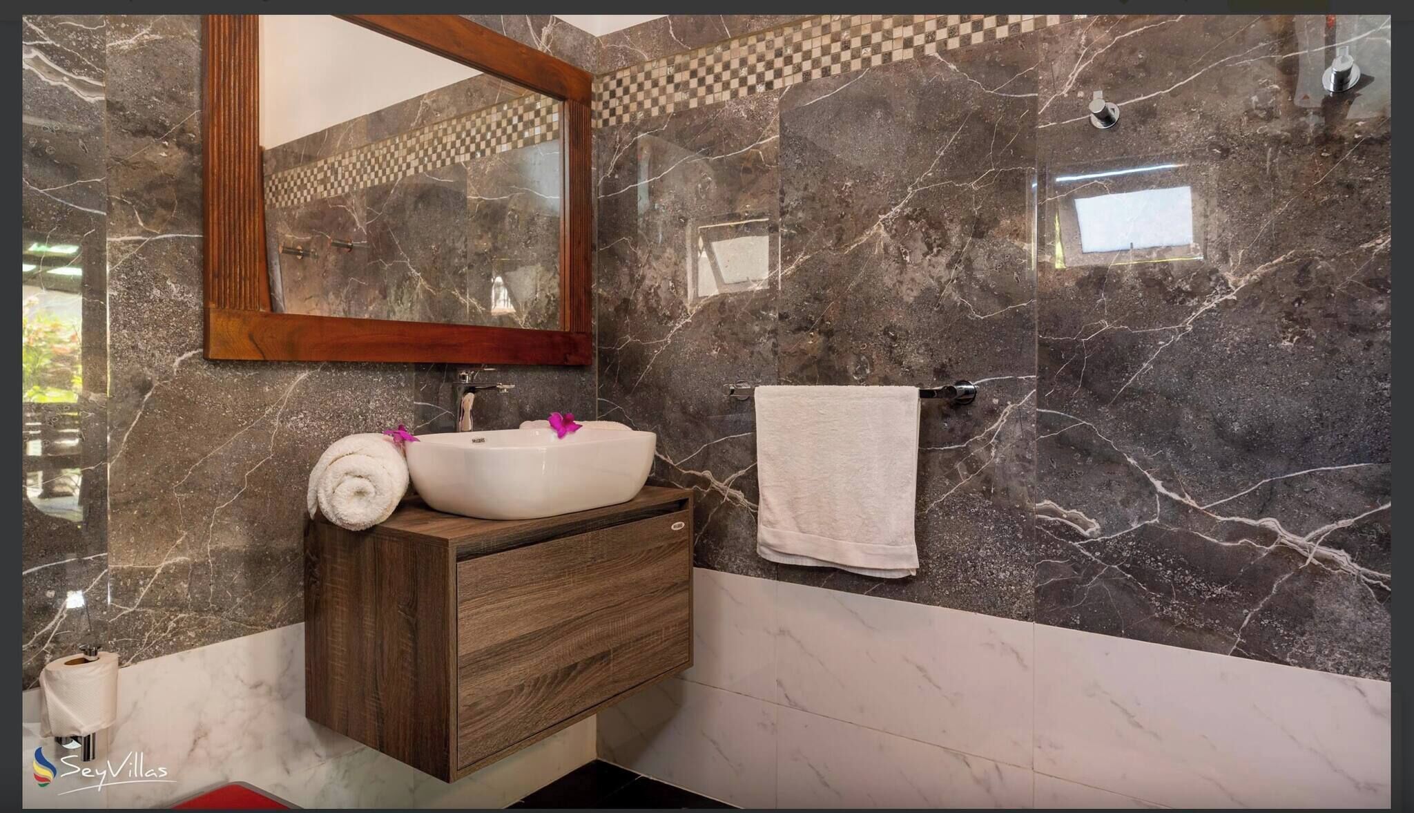 Habitación, 2 habitaciones, para fumadores, balcón | Baño