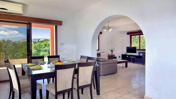 Villa, 4 Bedrooms, Smoking, Private Pool | Interior