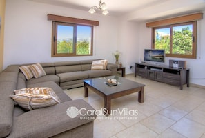 Vila, 4 quartos, para fumantes, piscina particular | Área de estar