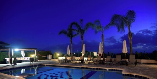 Family Villa Short Walk To Coral Bay Strip 5 Min and Pub, Shops etc