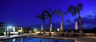 Family Villa Short Walk To Coral Bay Strip 5 Min and Pub, Shops etc