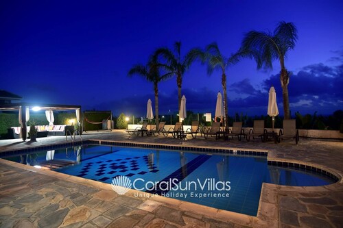 Family Villa Short Walk To Coral Bay Strip 5 Min and Pub, Shops etc