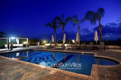 Family Villa Short Walk To Coral Bay Strip 5 Min and Pub, Shops etc