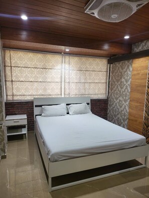 Apartment, 5 Bedrooms, Accessible, Smoking