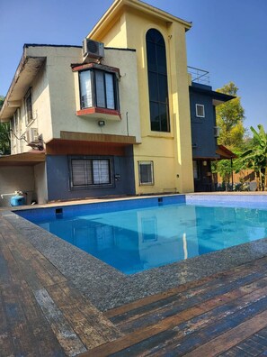 Una piscina al aire libre