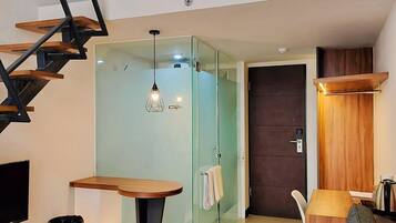 Deluxe Studio | Living area | 32-inch flat-screen TV with cable channels, TV