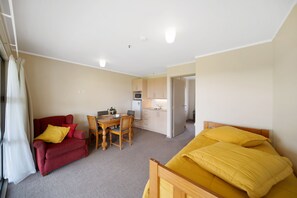 Smart TV, fireplace, books - Tranquility and comfort. (Awhitu)