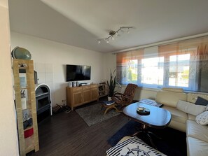 Smart TV, books, stereo