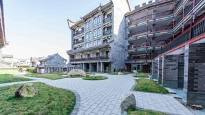 Un edificio moderno con varios balcones y un patio central.
