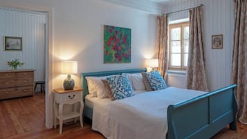 5 Schlafzimmer, Schreibtisch, Bügeleisen/Bügelbrett, Reisekinderbett