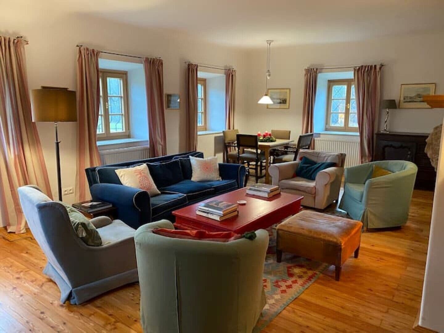 Télévision, cheminée, table de tennis de table, livres