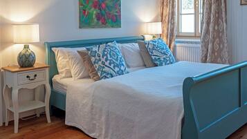 5 Schlafzimmer, Schreibtisch, Bügeleisen/Bügelbrett, Reisekinderbett