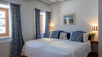 5 Schlafzimmer, Schreibtisch, Bügeleisen/Bügelbrett, Reisekinderbett