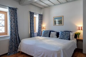 5 bedrooms, desk, iron/ironing board, travel cot