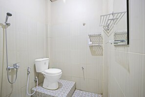 Regadera, regadera tipo lluvia, toallas, papel de baño 