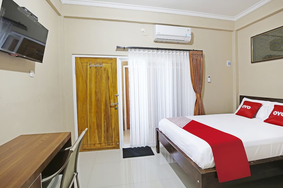 Desk, WiFi (free), bed sheets
