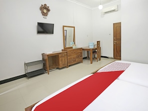 Escritorio, wifi gratis y ropa de cama