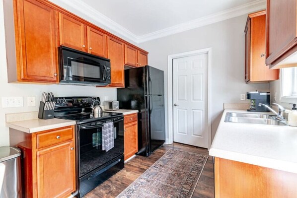 Een koelkast, een microgolfoven, een oven, een kookplaat