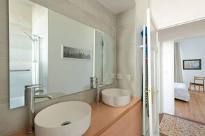 Een douche, een haardroger, handdoeken, zeep